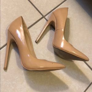 Nude pumps